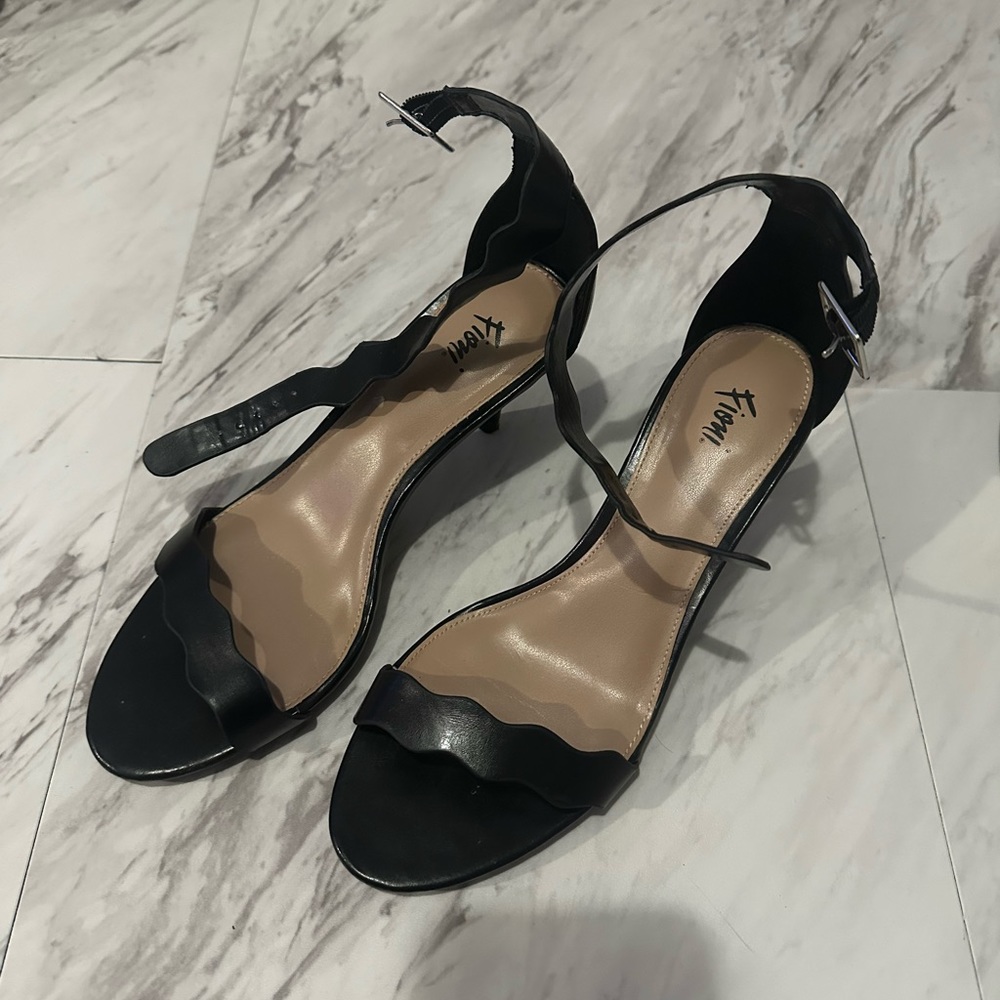 BLACK RUFFLE HEELS